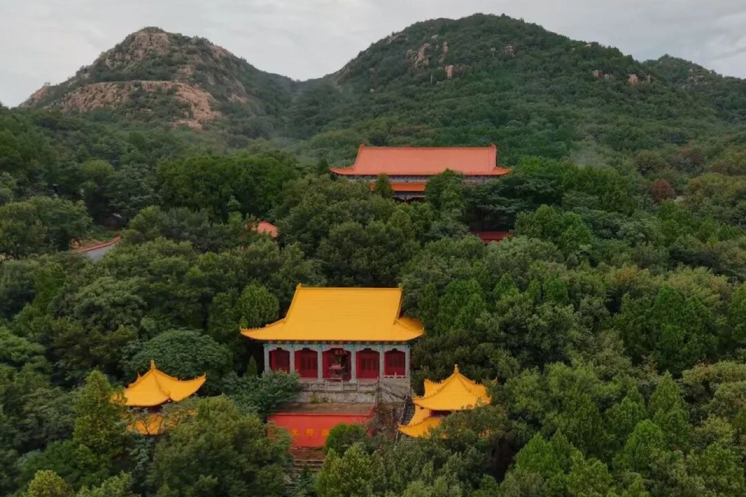 Shaolin kung fu training at Yu Kung Fu temple in China